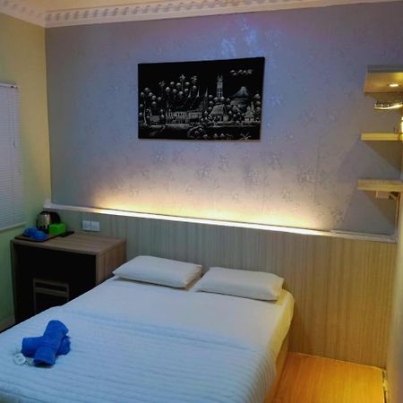 Отель Sleeprest @ Golden Prima Batam Номер фото